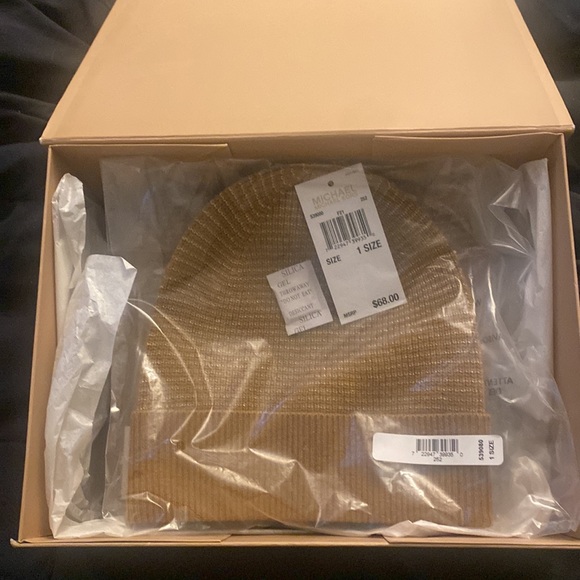 Hat and Scarf never worn. - Picture 3 of 4